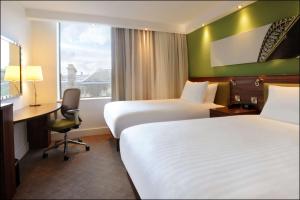 Postel nebo postele na pokoji v ubytování Hampton by Hilton Newcastle