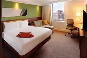 Postel nebo postele na pokoji v ubytování Hampton by Hilton Newcastle