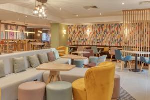 Ο χώρος του lounge ή του μπαρ στο Hampton by Hilton Corby