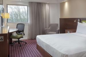 Habitación de hotel con cama, escritorio y silla en Hampton by Hilton Corby en Corby