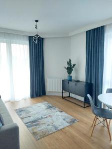 uma sala de estar com um sofá e uma mesa em La Casa em Piotrków Trybunalski