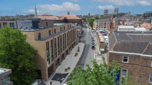 einen Blick über eine Stadtstraße mit Gebäuden in der Unterkunft Hampton by Hilton York Piccadilly in York