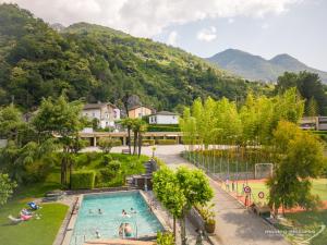 einen Blick über den Pool in einem Resort in der Unterkunft Bamboohouse Motel Riazzino in Riazzino