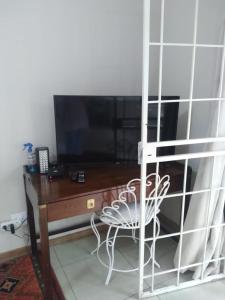 En tv och/eller ett underhållningssystem på Amethyst Suites (Part of Emerald Guest House)