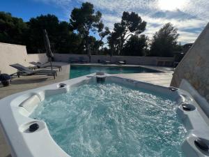 uma banheira de hidromassagem em frente a uma piscina em Villa Salteria 3, pool, private territory, pinery em Rovinj