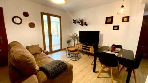 sala de estar con sofá y mesa en Apartamento Sweet Home Vitoria, en Vitoria-Gasteiz