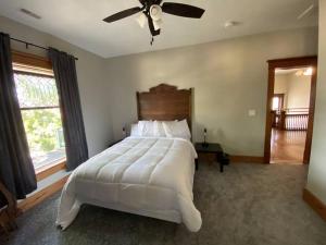 een slaapkamer met een groot bed en een plafondventilator bij Copperfield - 5 Bed/4 Bath in Centralia