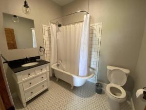 een badkamer met een bad, een toilet en een wastafel bij Copperfield - 5 Bed/4 Bath in Centralia