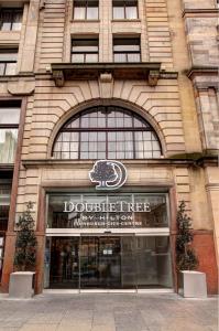 un bâtiment avec un panneau de beignets devant lui dans l'établissement Doubletree by Hilton Edinburgh City Centre, à Édimbourg