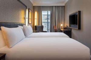 Doubletree by Hilton Edinburgh City Centre tesisinde bir odada yatak veya yataklar