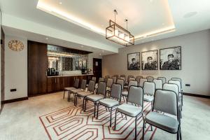 een kamer met veel stoelen erin bij The Fellows House Cambridge, Curio Collection By Hilton in Cambridge +37 foto's