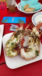 talerz jedzenia z homarem na stole w obiekcie L'amour à la plage...vue mer exceptionnelle ! w mieście Les Trois-Îlets