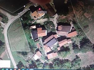 una vista aérea de un grupo de casas en Segarati Relax Ca Perdissi, en Bardi