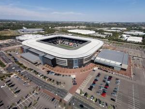 una vista aérea de un estadio de fútbol con aparcamiento en DoubleTree By Hilton Milton Keynes, en Milton Keynes