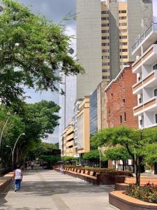 Una persona che cammina per una strada in una città di Nawi Casa para familias o amigos 2 Hab Wifi a Cali Altre 17 foto