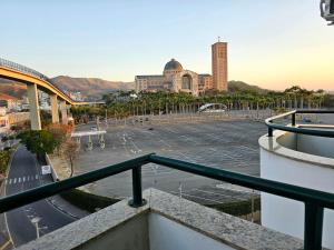 a view of a city with a parking lot at MAPP Hotel Aparecida-SP in Aparecida