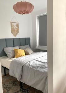 Een bed of bedden in een kamer bij HB Cozy Home - Przytulne Mieszkanie