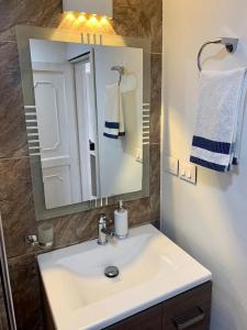 a bathroom with a white sink and a mirror at Hab Nawi con Aire Acondicionado in Cali