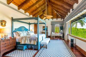 um quarto com uma cama e uma grande janela em Sunny Vacation Villa No 71 em San Rafael del Yuma
