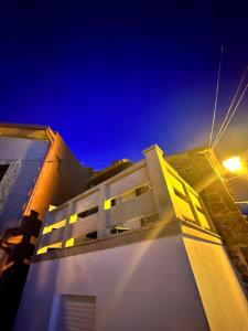 un edificio blanco alto con una luz de la calle al lado en CASA Outeiro 4, en Muros