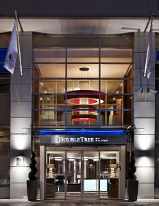 um edifício com uma frente de loja com um lustre em DoubleTree by Hilton London Victoria em Londres