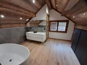 bagno con lavandino e vasca bianca di Chalet Henriette hypercentre de Chamonix a Chamonix-Mont-Blanc
