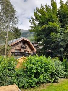 una casa in mezzo a alberi e cespugli di Chalet Henriette hypercentre de Chamonix a Chamonix-Mont-Blanc