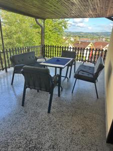 patio con mesa y sillas en el balcón en Apartment Bella 2 en Požega