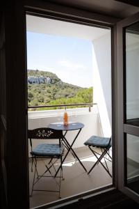 einen Tisch und zwei Stühle auf einem Balkon mit Aussicht in der Unterkunft studio meublé vue exceptionnelle in Les Baux-de-Provence