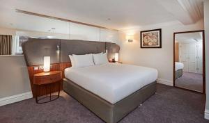 Postel nebo postele na pokoji v ubytování DoubleTree by Hilton Hotel & Spa Liverpool