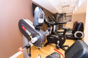een fitnessruimte met diverse hometrainers in een kamer bij DoubleTree by Hilton London - Hyde Park in Londen