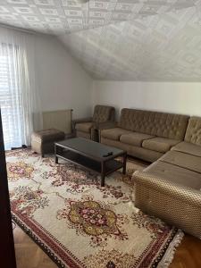 sala de estar con sofá y mesa de centro en Apartment Bella 2 en Požega