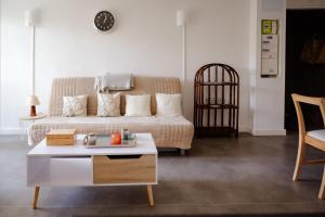 ein Wohnzimmer mit einem Bett und einem Tisch in der Unterkunft studio meublé vue exceptionnelle in Les Baux-de-Provence