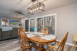 ein Esszimmer mit einem Holztisch und Stühlen in der Unterkunft Golfers Getaway in Hot Springs Village