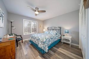 ein Schlafzimmer mit Bett, Schreibtisch und Fenster in der Unterkunft Golfers Getaway in Hot Springs Village