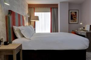 Postel nebo postele na pokoji v ubytování DoubleTree by Hilton York