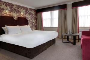 Postel nebo postele na pokoji v ubytování DoubleTree by Hilton York