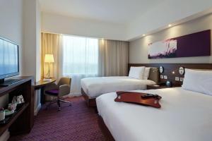 um quarto de hotel com duas camas e uma televisão de ecrã plano em Hampton by Hilton London Gatwick Airport em Horley