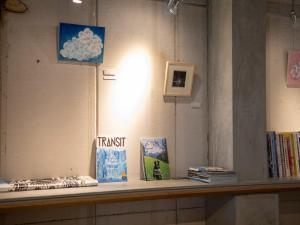 松江的住宿－煎 SEN，墙上的书架和图片