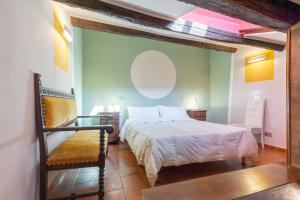 una camera da letto con un letto grande e una sedia di Manilio Ghetto Ancient Rome a Roma