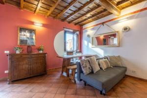 un soggiorno con un divano e un tavolo di Manilio Ghetto Ancient Rome a Roma