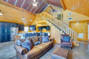uma sala de estar com um sofá e uma escada em Anglers Cabin Direct Lake Fork Access, By Marina em Alba
