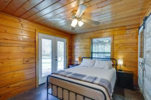 um quarto com uma cama e uma ventoinha de tecto em Anglers Cabin Direct Lake Fork Access, By Marina em Alba