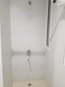 a shower with a faucet in a bathroom at Rabastens in Mar de las Pampas