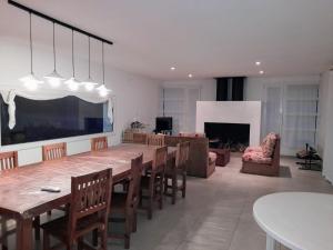 a dining room with a large table and chairs at Rabastens in Mar de las Pampas