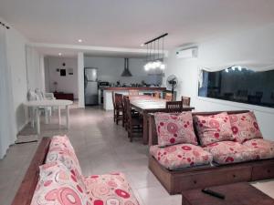 a living room and kitchen with a couch and a table at Rabastens in Mar de las Pampas