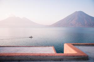 una persona en medio de un cuerpo de agua en Anzan Atitlan, en San Marcos La Laguna