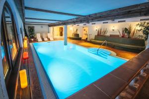 uma grande piscina no meio de um edifício em Hotel Grieshof em Sankt Anton am Arlberg