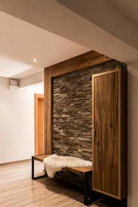 オーバーアウにあるChalet Gasteigのレンガの壁と木製のドアが特徴の客室です。