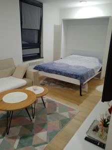 Ένα ή περισσότερα κρεβάτια σε δωμάτιο στο Pineta Apartman Bjelasnica